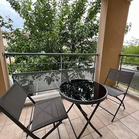 T2 Calme Et Paisible Parking Piscine Апартаменти *