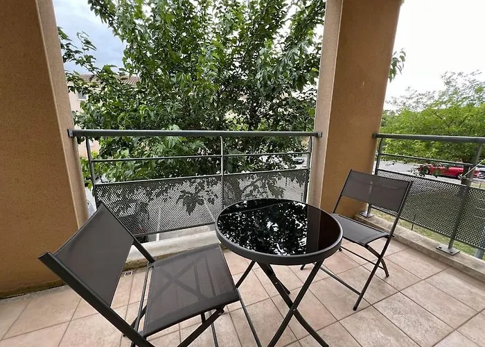 T2 Calme Et Paisible Parking Piscine Apartment *